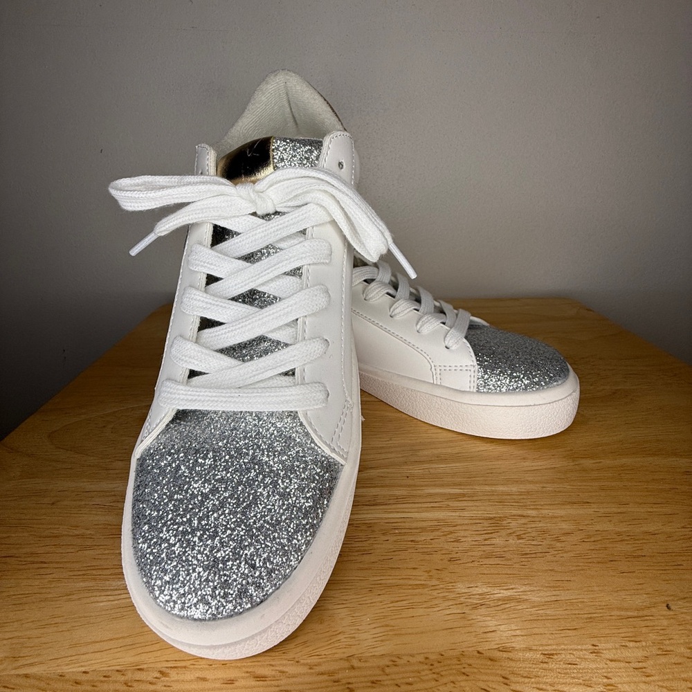 Size 9 1/2 NWT No Boundaries Low Star Sneaker - Picture 7 of 7